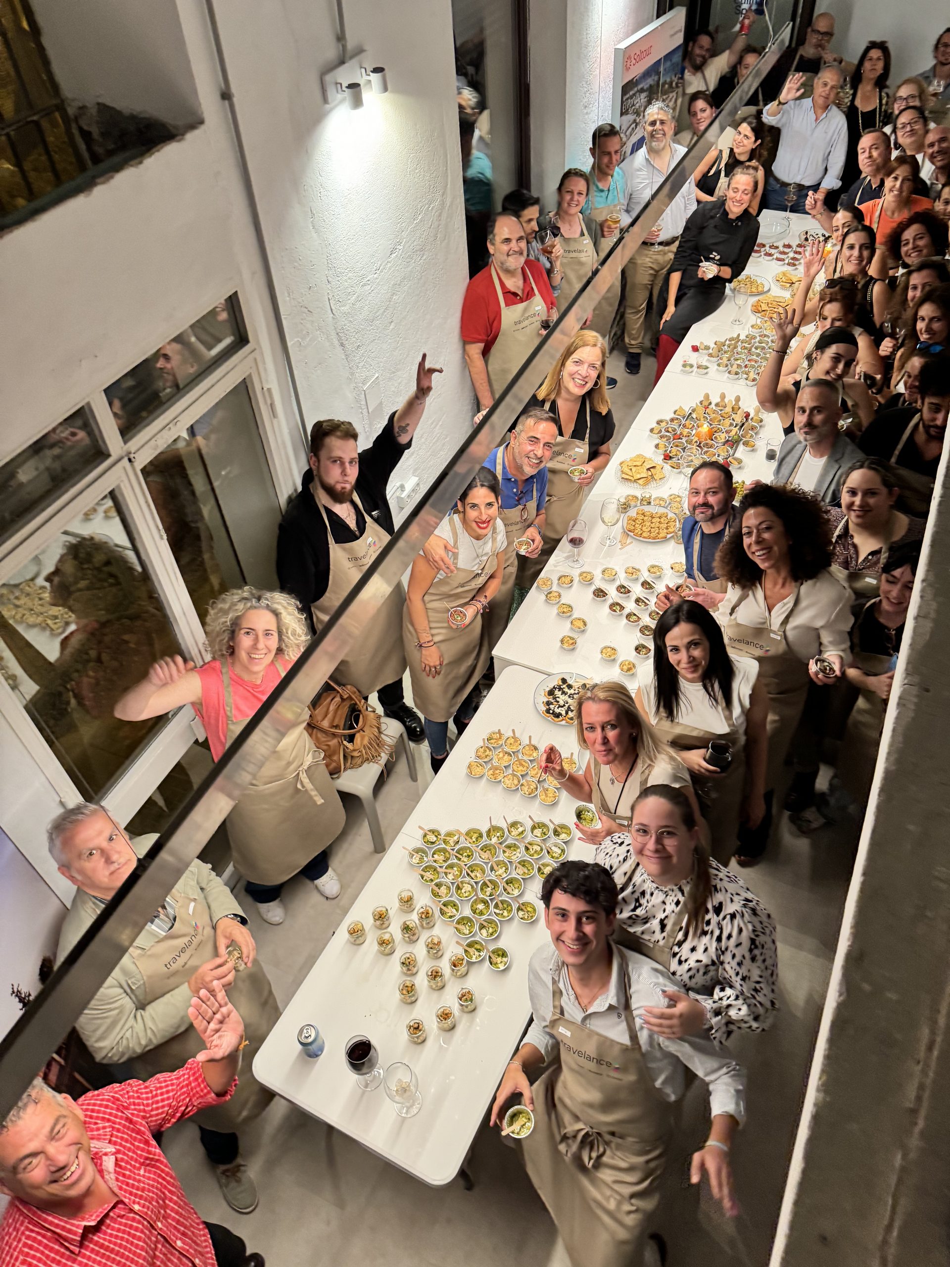 Equipo participando en una experiencia de team building gastronómico en Málaga